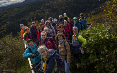 Nidecker Wasserfall, Burgen und Skulpturen